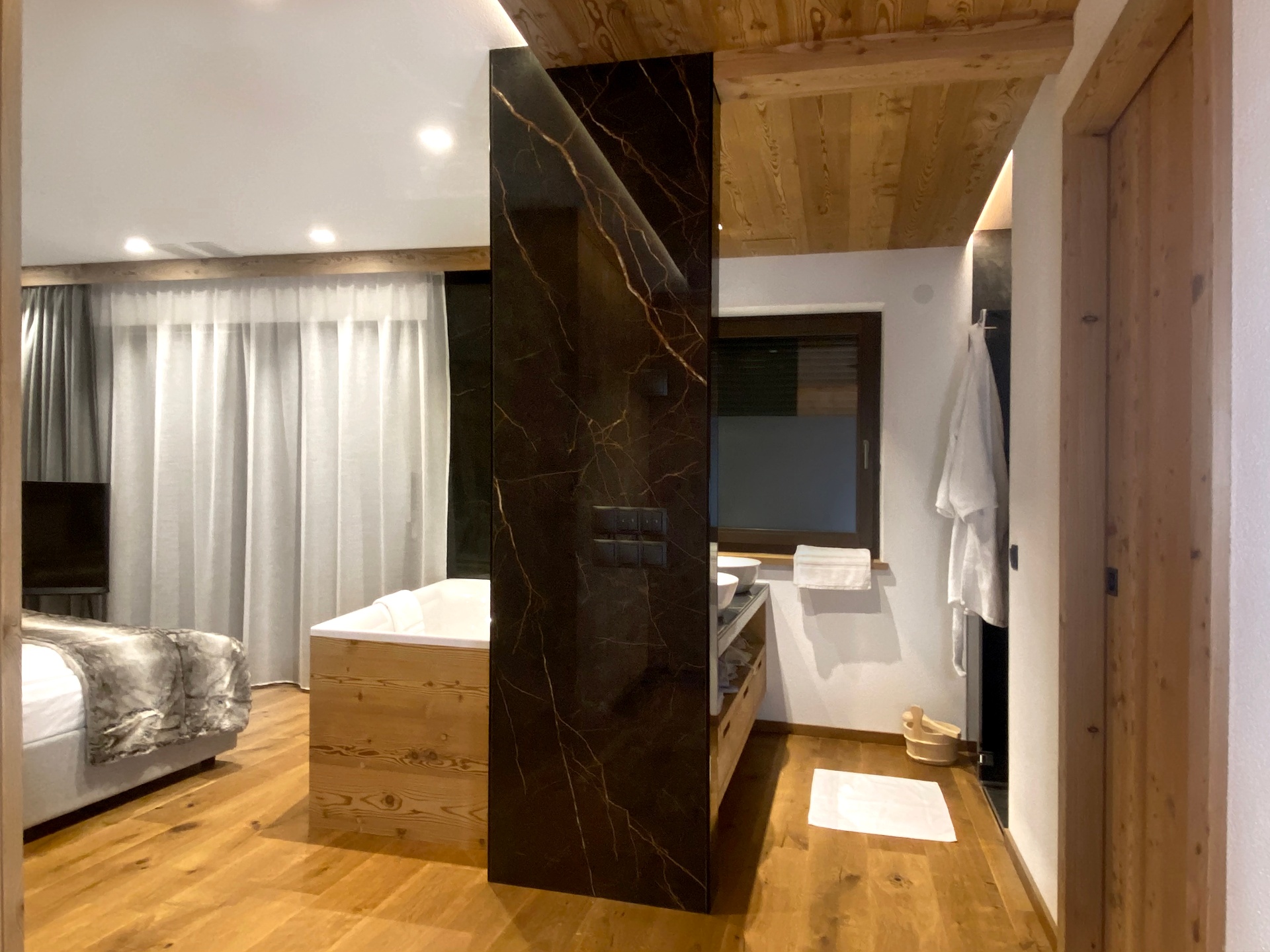Private Panorama-Sauna der Luxus-Ferienwohnung in den Dolomiten mit Blick auf das Südtiroler Bergpanorama