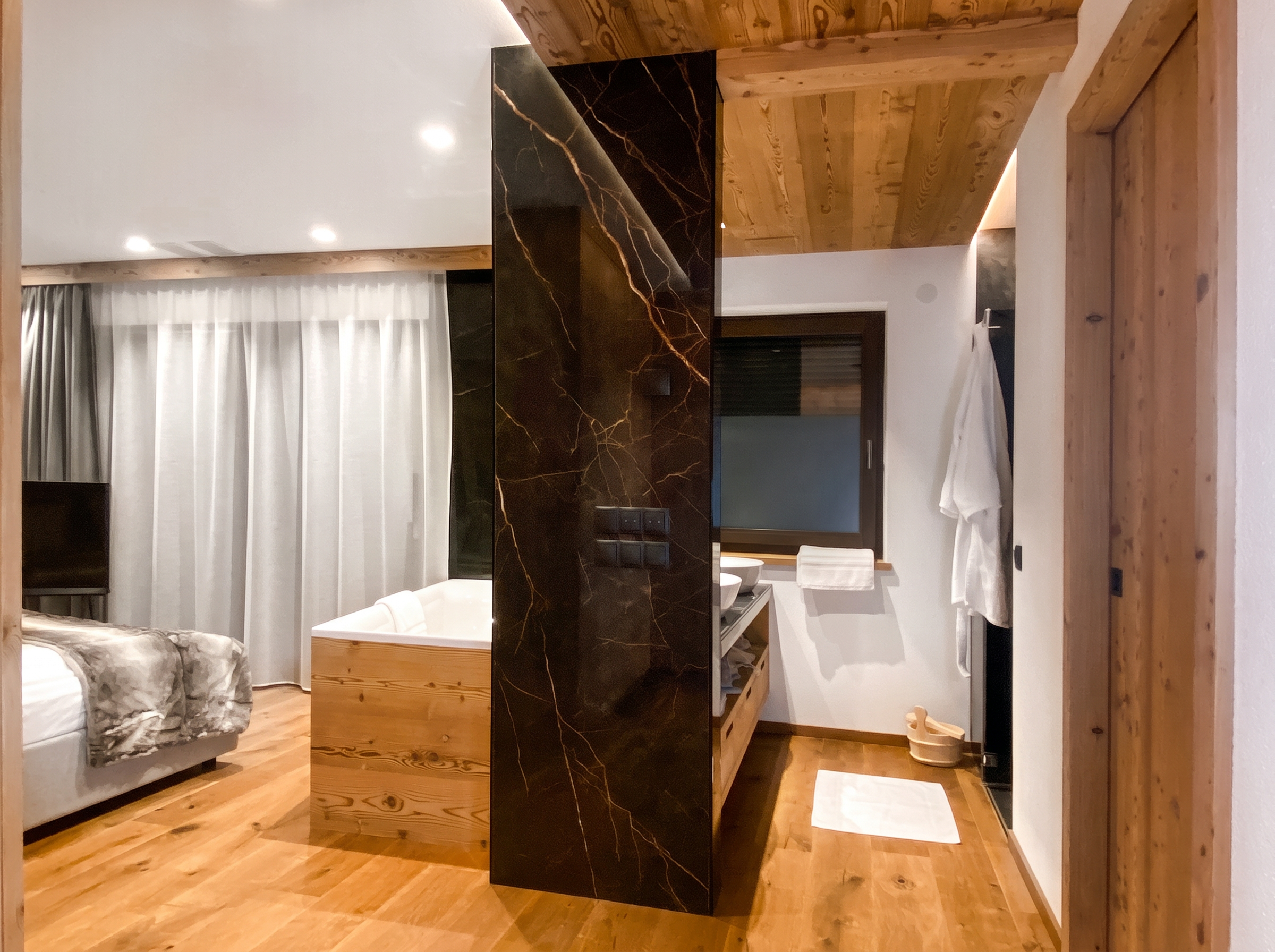 Private Panorama-Sauna im Florisa Penthouse mit Ausblick auf das Bergpanorama der Dolomiten